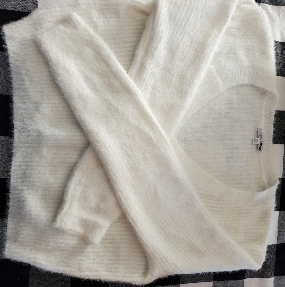 White fuzzy crop sweater. Never worn VERY soft.